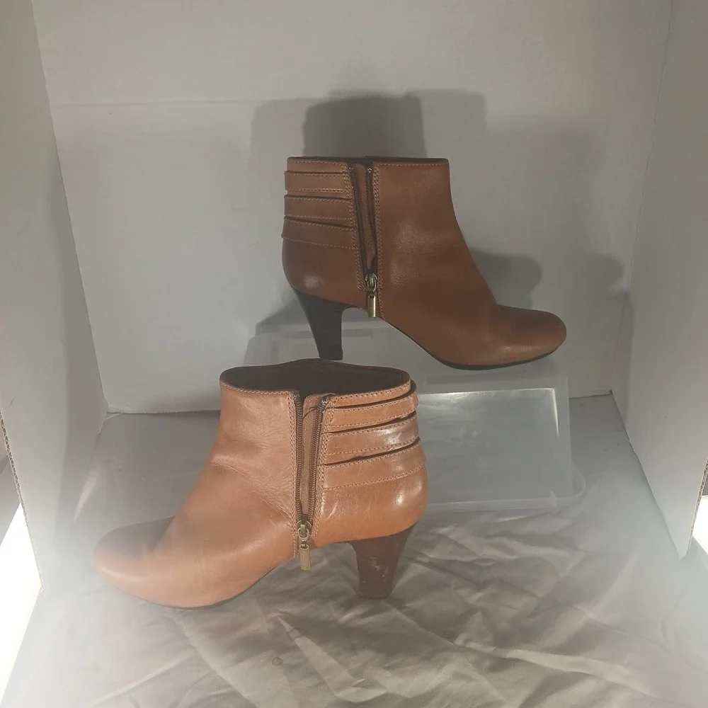 Clarks Artisan Ankle‎ Boots 9.5M Tan Leather Triple Buckle Side Zip Stacked Heel